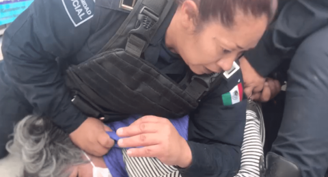 ¡Indignante! Policías de Pachuca someten con violencia a mujer de la tercera edad 