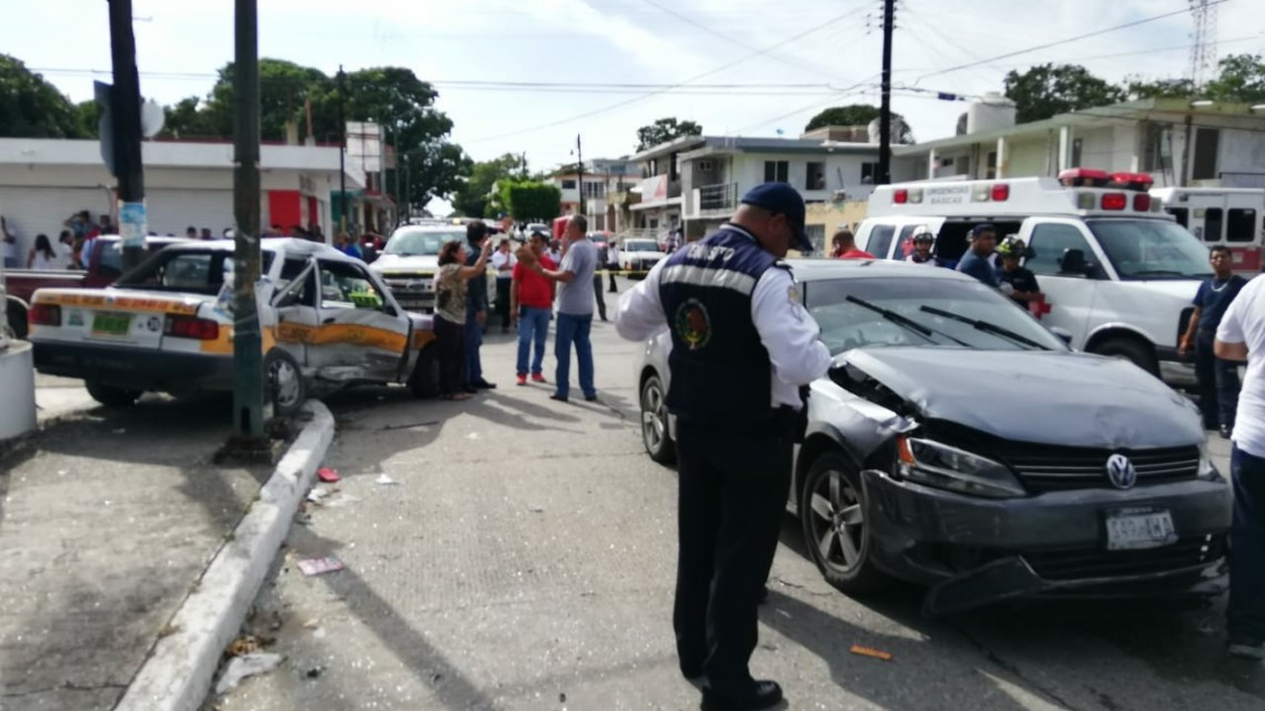 Taxista se pasa alto choca y mata a pasajera