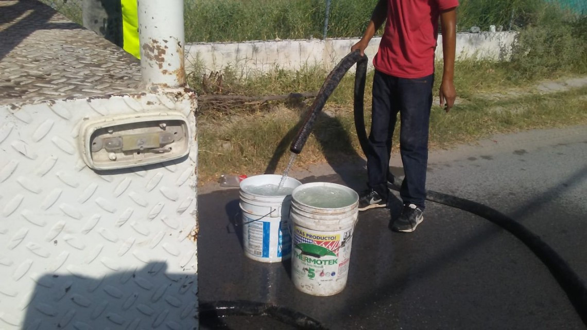 Colonias y ejidos reciben agua potable en pipas