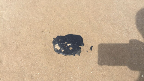 Aparecen manchas de chapopote en la playa Bagdad