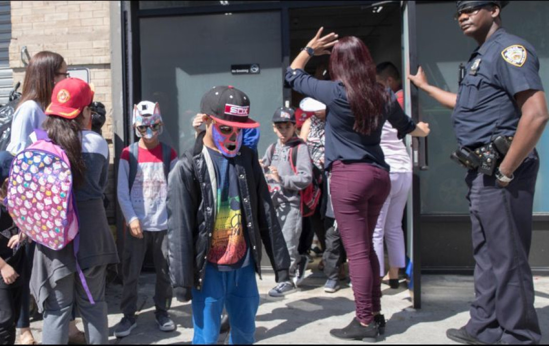 Al menos tres niños mexicanos recluidos en el "Cayuga"