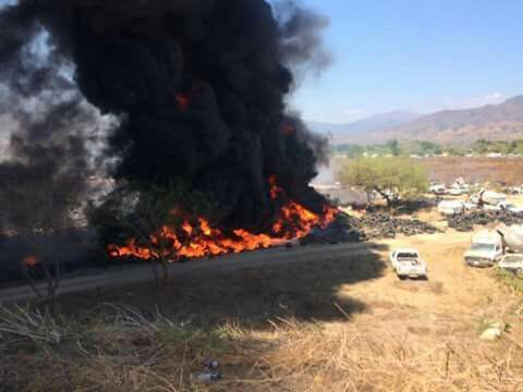 Controlan incendio en depósito de tubos de polímero en Ecatepec