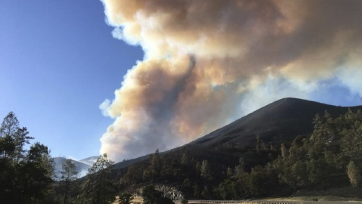 Incendio continua, arrasa con dos pueblos