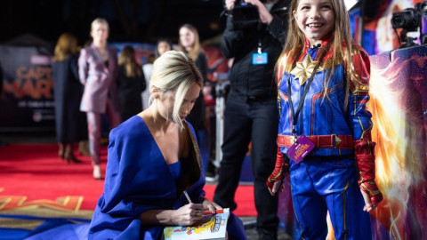 Brie Larson enamora en el estreno londinense de Captain Marvel