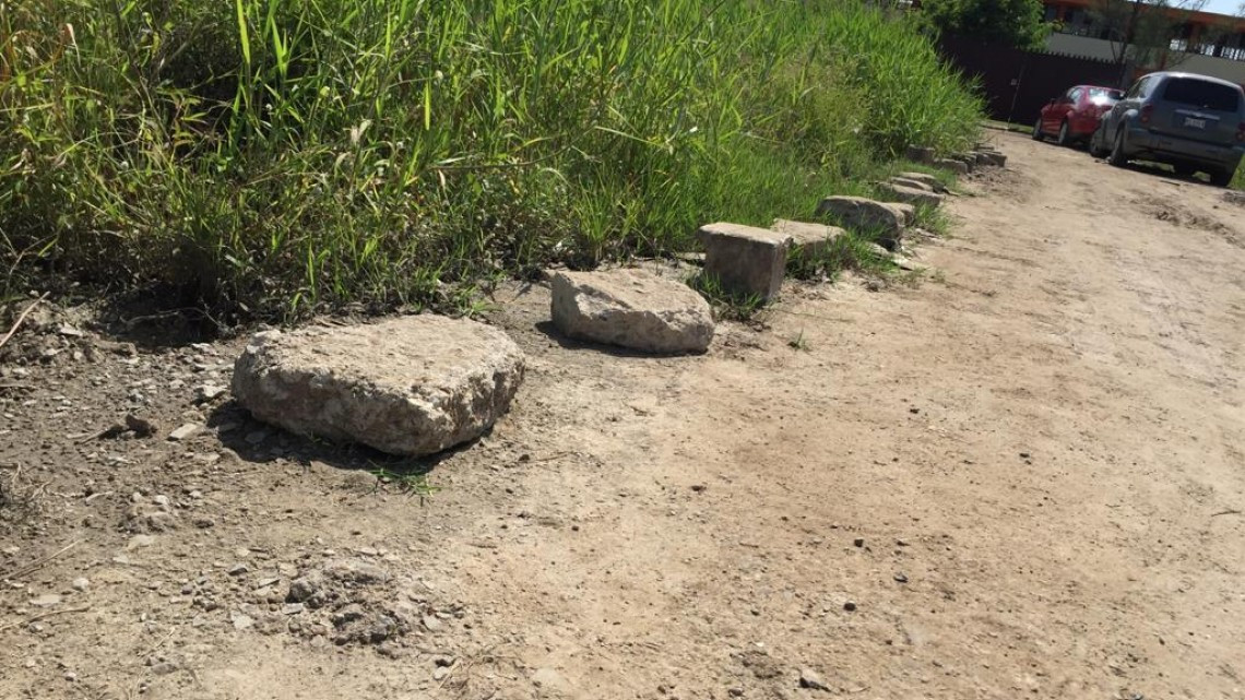 Piden limpieza de un acceso a una escuela secundaria