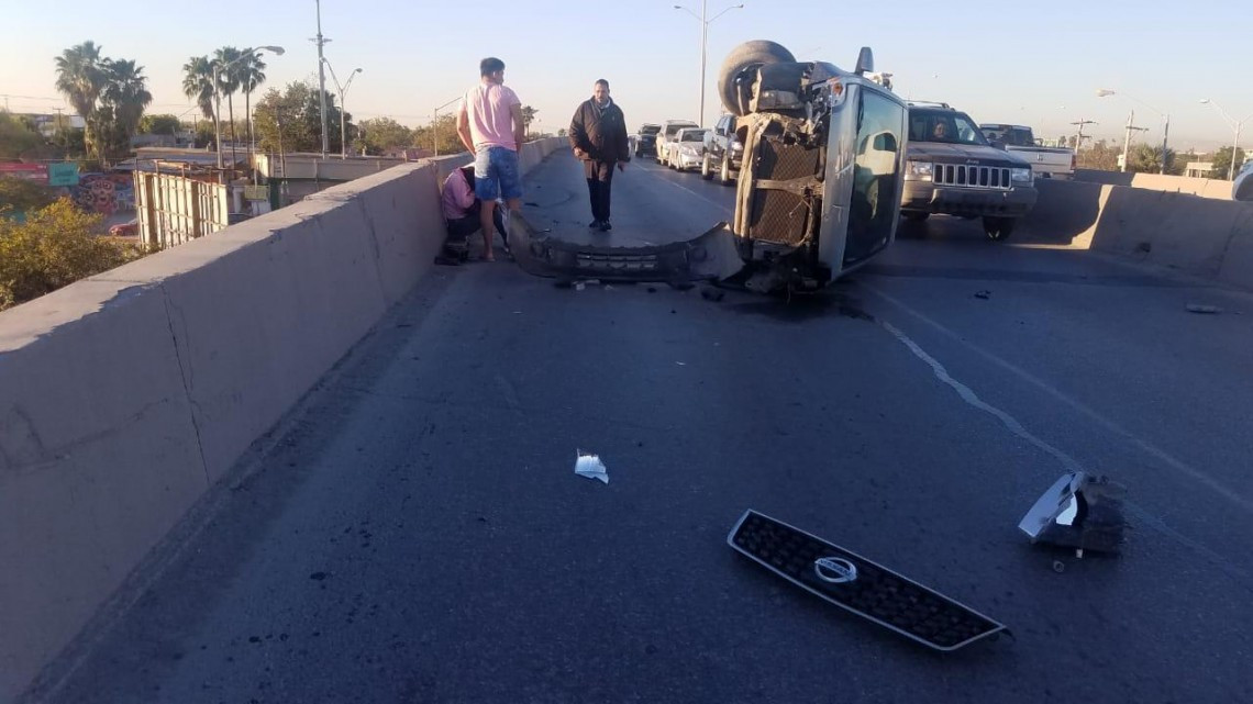 Vuelca camioneta en puente Roberto Guerra