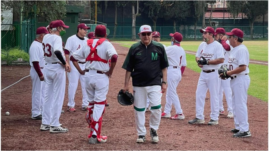 AMLO sufre desgarre en partido mientras jugaba béisbol