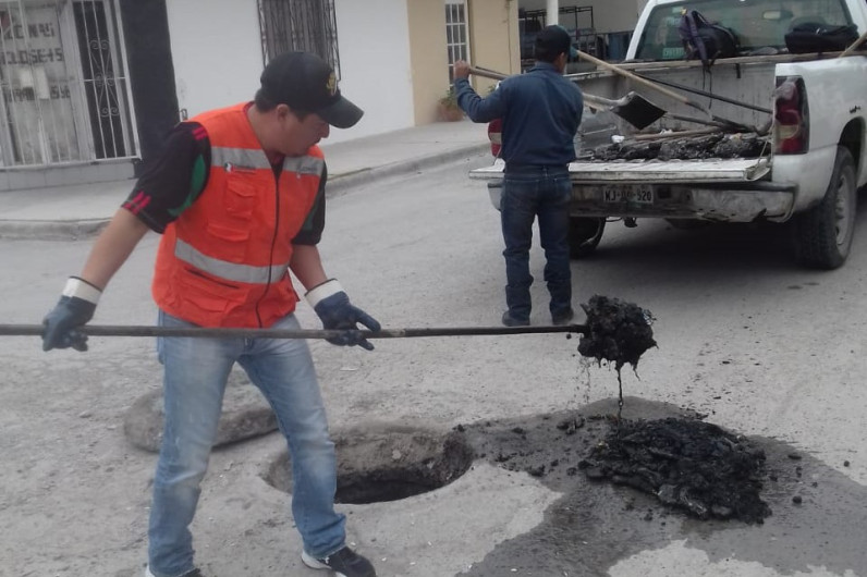 Limpia COMAPA drenaje sanitario en la colonia Rodríguez 