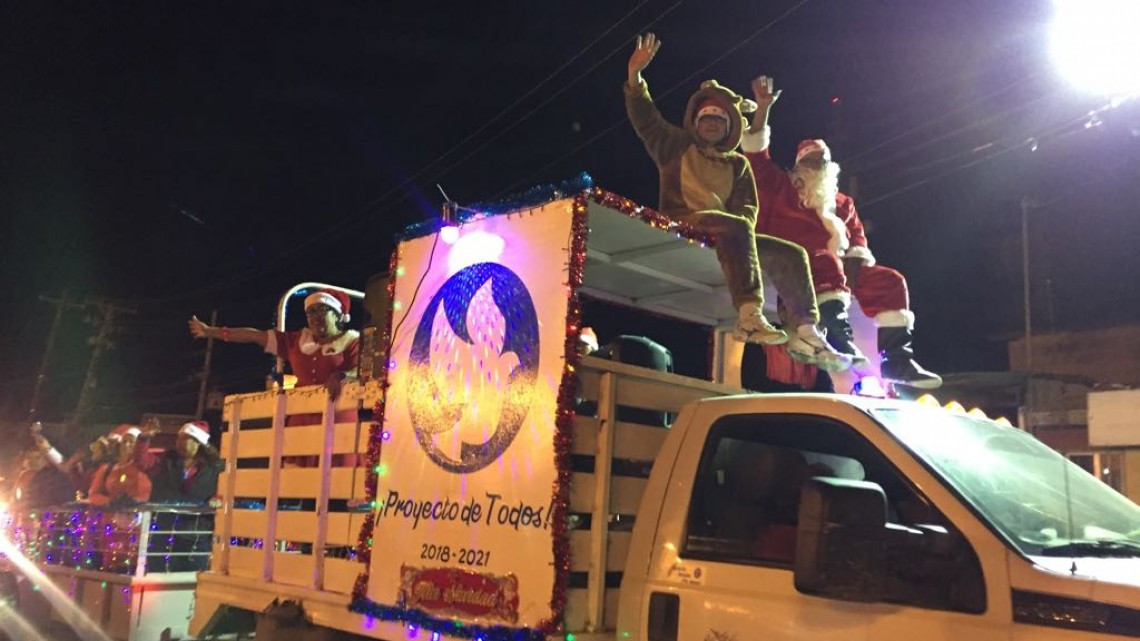 Disfrutan cientos de familias, el Desfile Navideño 2018