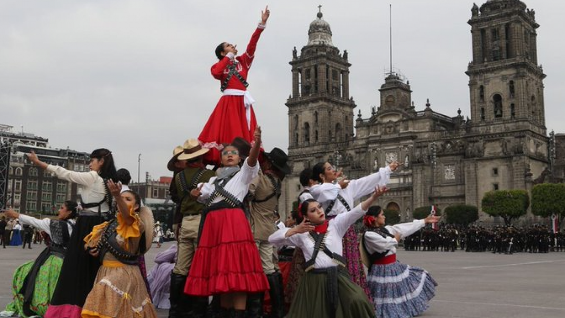 Así se vive el Desfile por el 111 Aniversario de la Revolución Mexicana encabezada por AMLO 