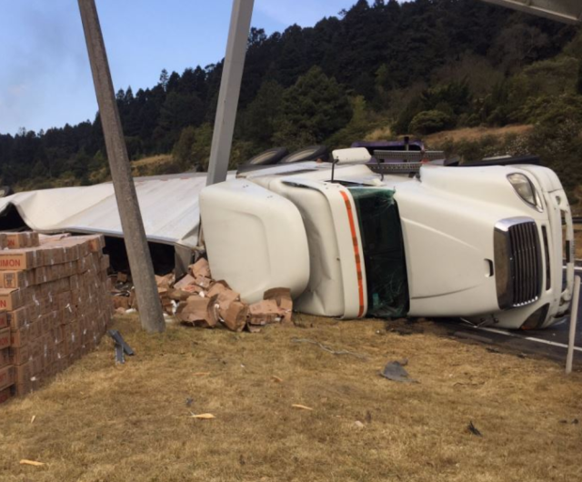 Volcadura de tráiler en autopista México-Toluca