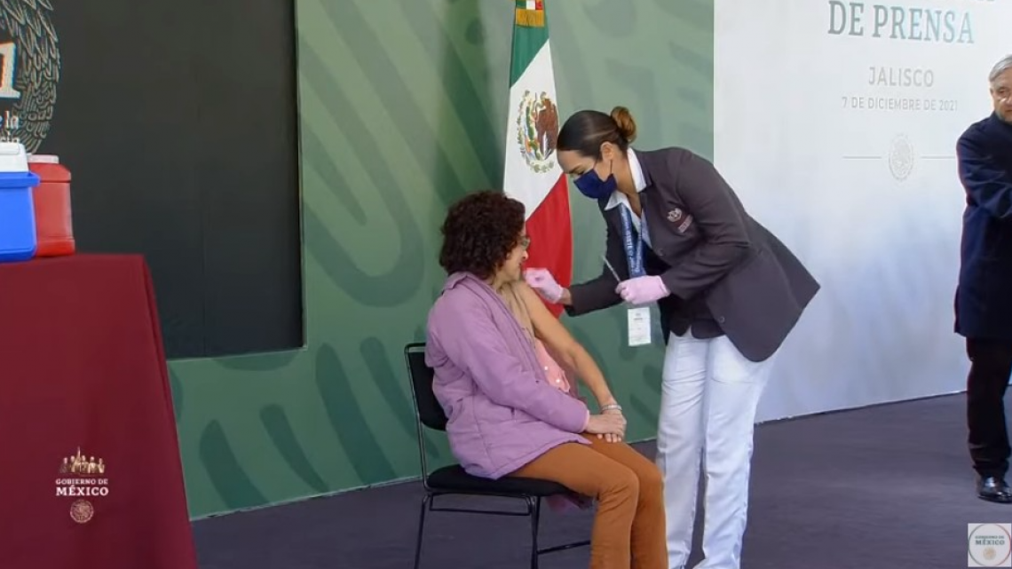 Inicia aplicación de refuerzo de vacuna contra COVId-19 a adultos mayores en México