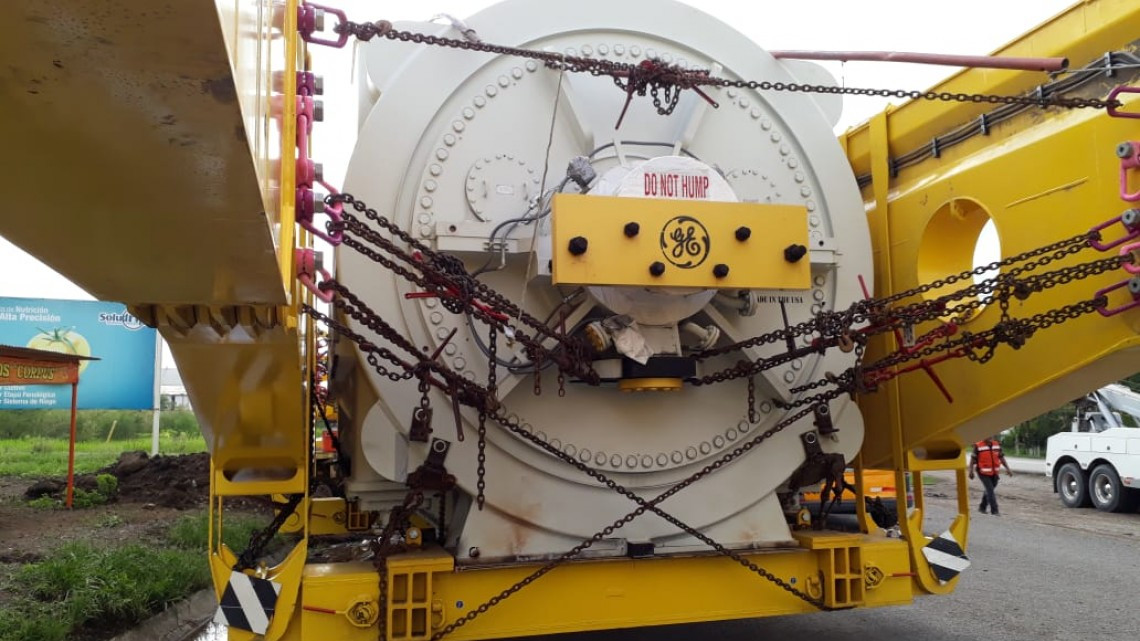 Bloqueada la carretera federal en Altamira por enorme maquinaria que descarriló