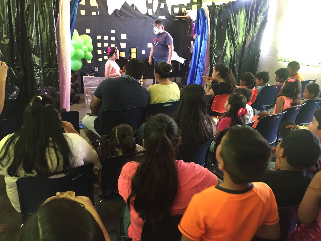 Recaudan niños dinero para su graduación de primaria 