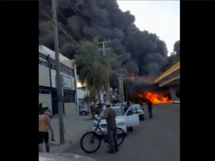 Tren se impacta con pipa y causa enorme explosión en Aguascalientes 