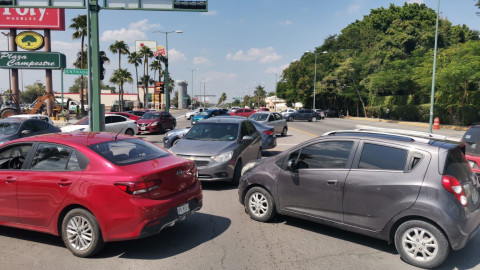 Conductores de plataforma cierran vialidades por decomiso de unidades y cobro de impuesto