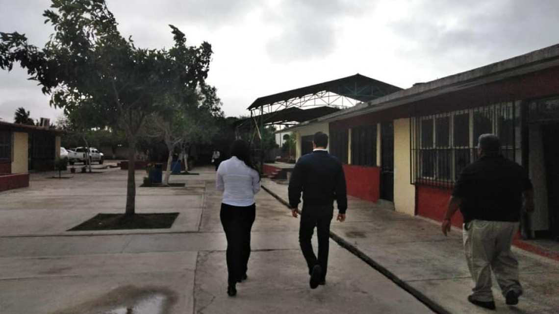 Entregan apoyo en pintura a escuela primaria