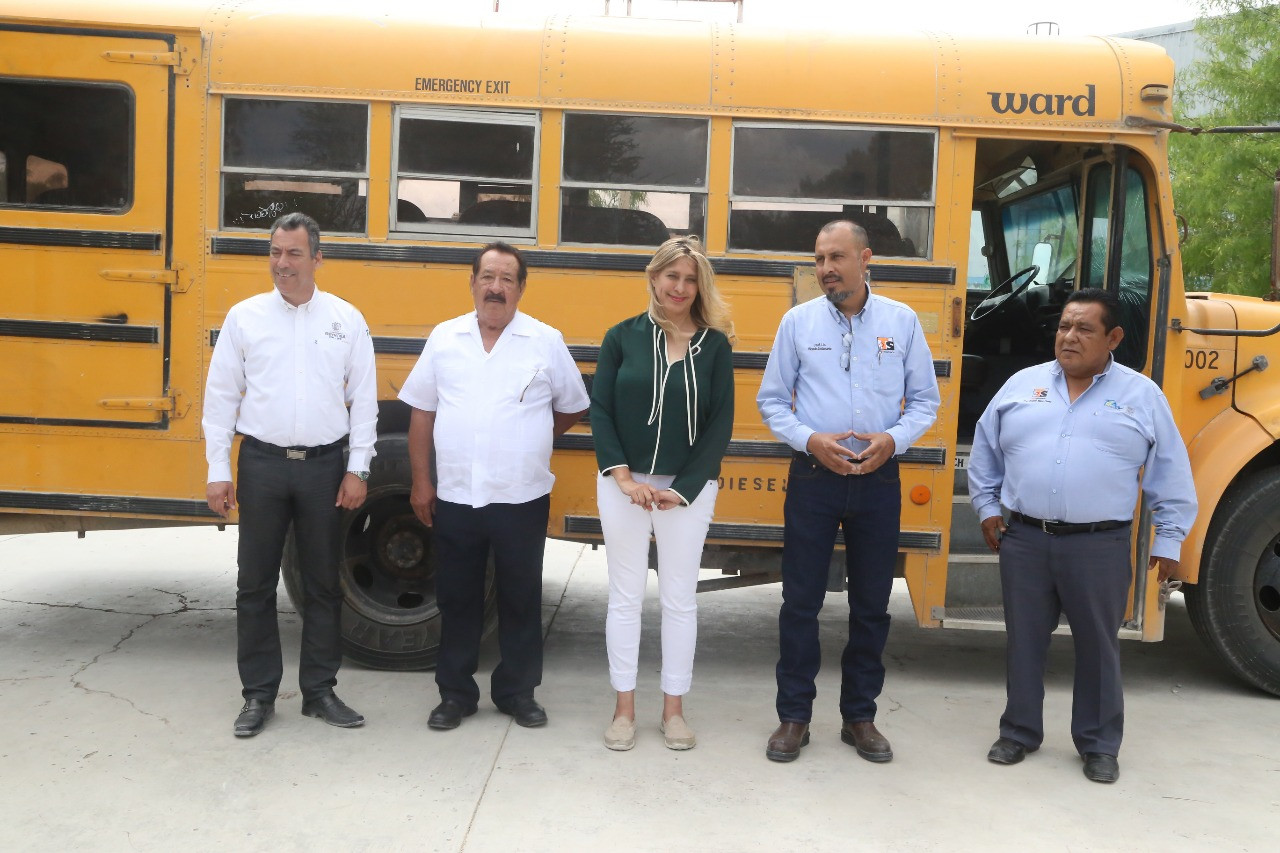Entrega Maki Ortiz camión reparado a telesecundaria