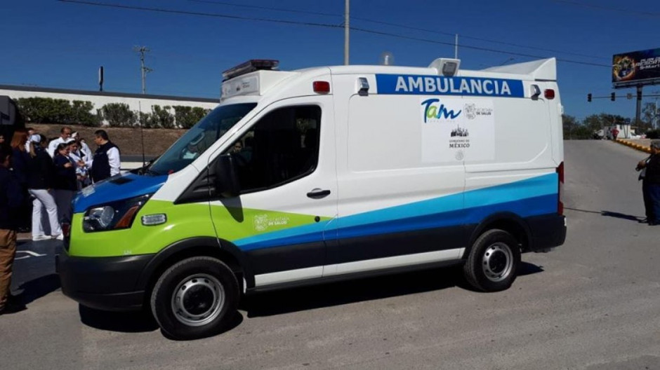 Gobernador entrega ambulancias al HGR