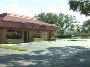 Muere bebé tras quedarse en carro atrapado