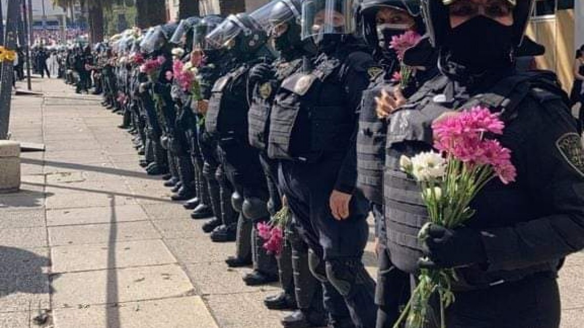 8M: Feministas regalan flores a mujeres policías durante marcha