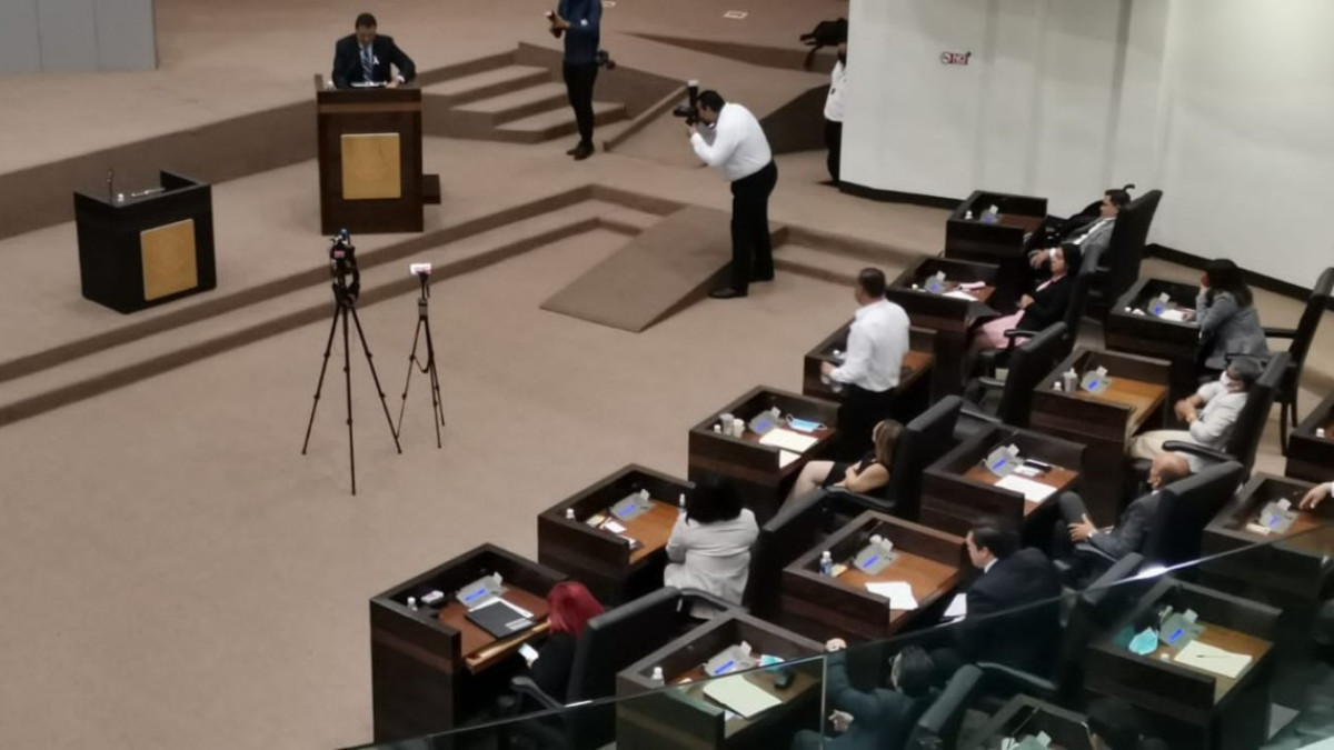 Sorprenden a diputados de Morena y dan paso a vetos del gobernador