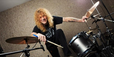 Steven Adler es hospitalizado tras apuñalarse a sí mismo