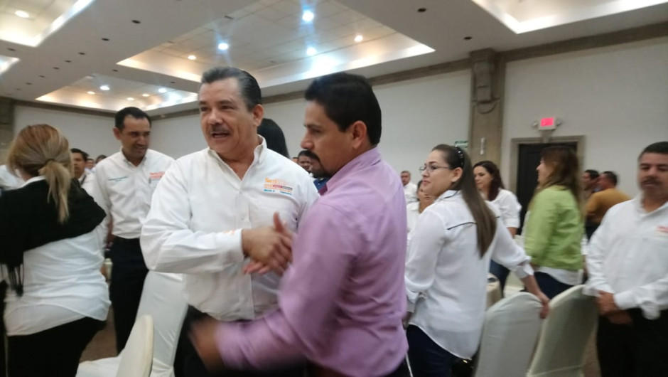 Se reúnen directivos con líder estatal del SNTE