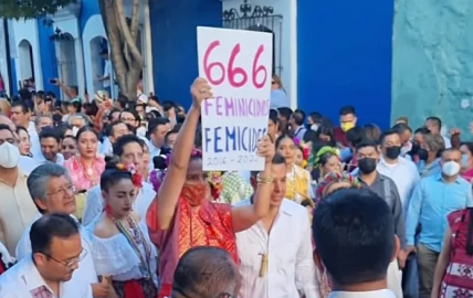 "666 feminicidios" Mujer protesta frente a Gobernador de Oaxaca durante festejos de la Guelaguetza