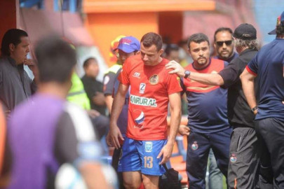 Fallece madre de futbolista y se lo informan en pleno partido
