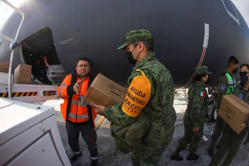 Llega segundo avión de la FAM a Rumania; entrega ayuda humanitaria a refugiados