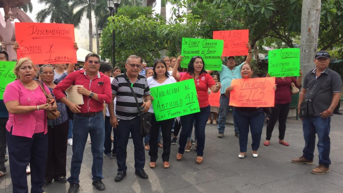 Ex empleados municipales se plantan frente a presidencia municipal