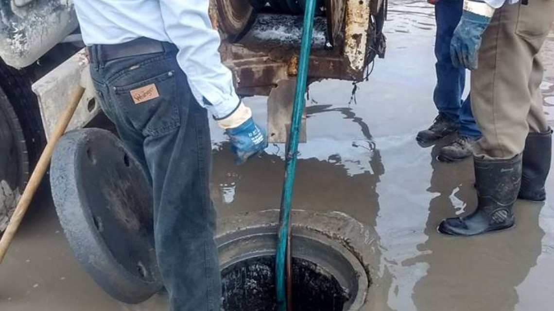 Comapa trabaja con equipo vactor