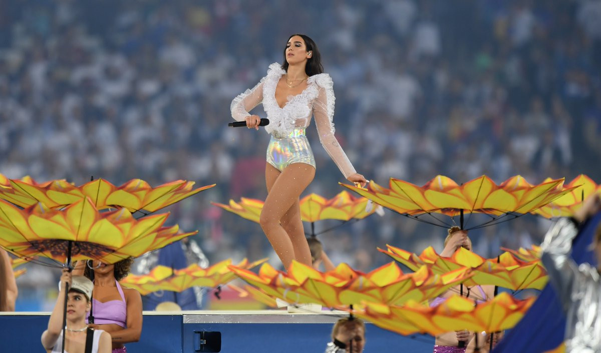 Dua Lipa deslumbra con su show en la Champions