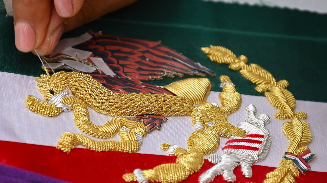  Sheinbaum presenta la banda presidencial que portará en su primer Grito de Independencia