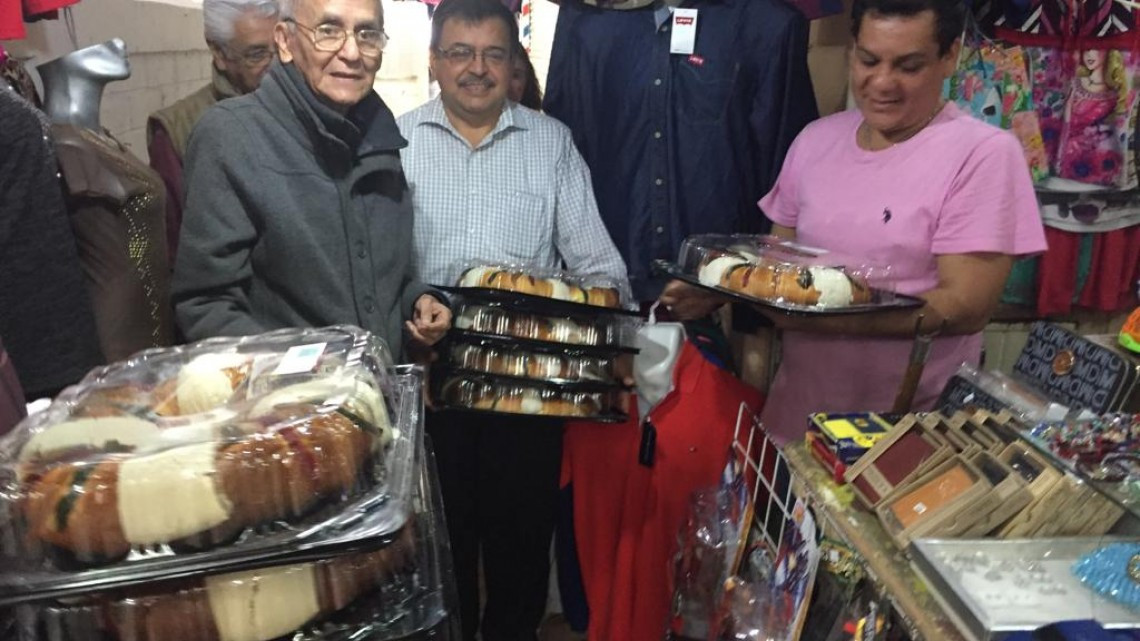 Entregan roscas a locatarios del Mercado “18 de Marzo”