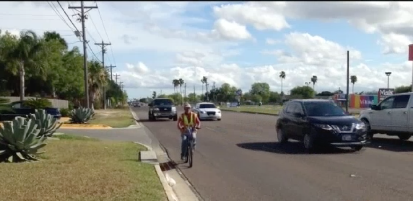 Denuncian falta de alumbrado y banquetas en San Juan