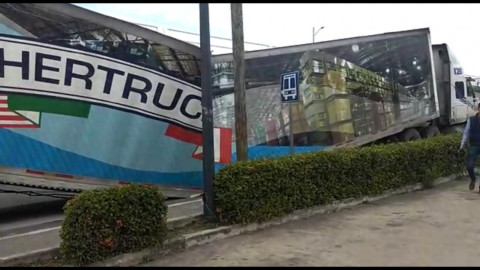 Se parte a la mitad caja de tráiler en avenida Hidalgo