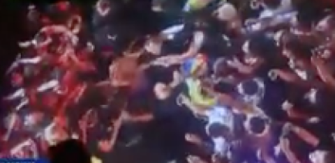 Shakira casi aplastada por sus fans