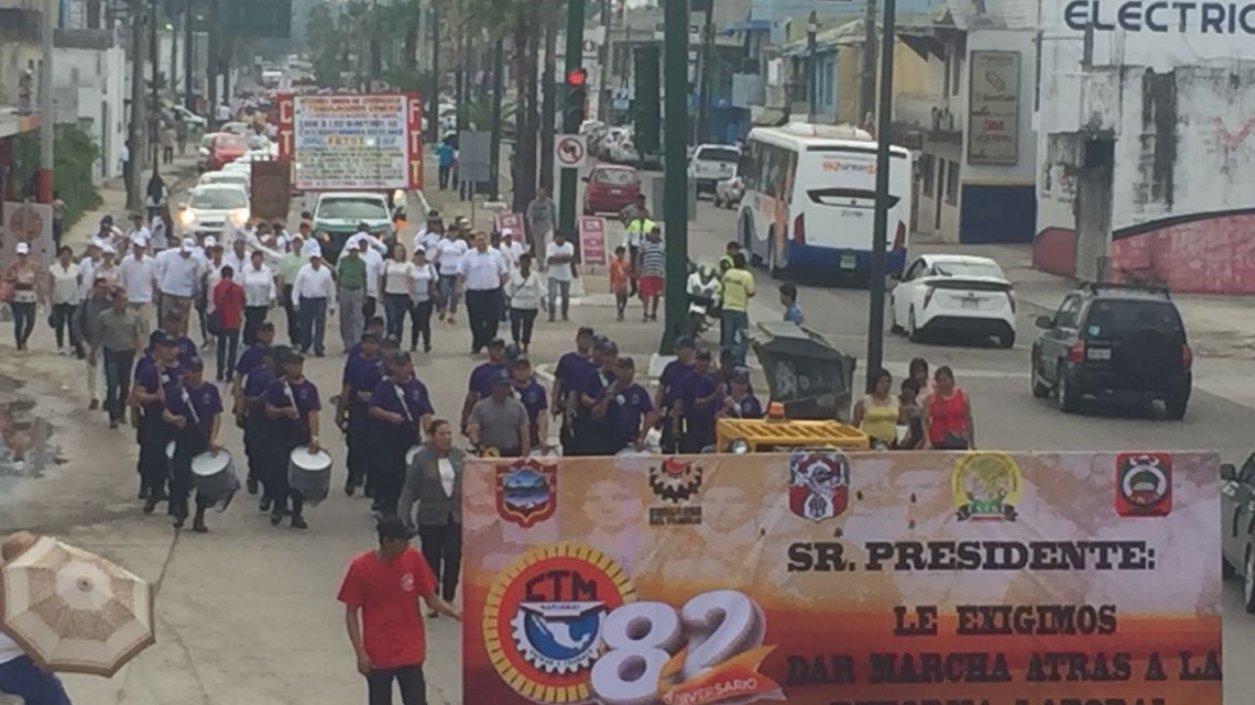 Desfilan 18 mil trabajadores por el día del trabajo