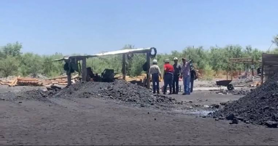 Rescatan con vida a dos mineros de Sabinas, Coahuila; quedan otros 8