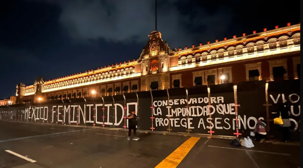 “México feminicida”. Comienzan las protestas contra vallas en Palacio Nacional