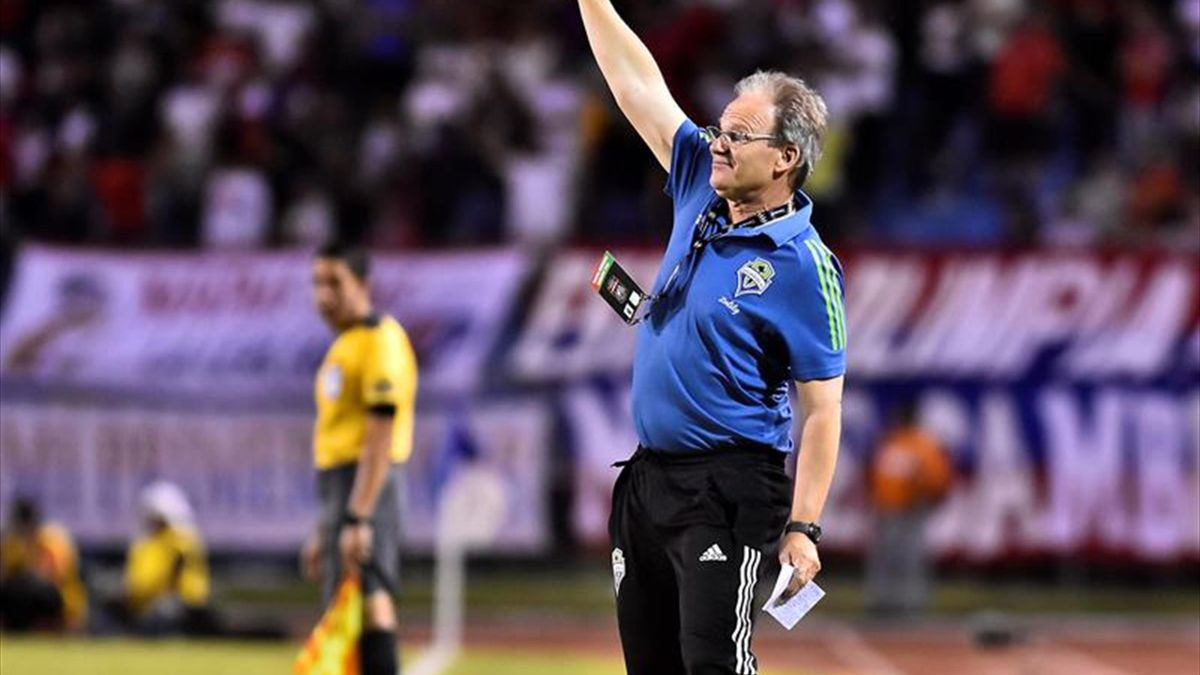 Brian Schmetzer firma extensión para seguir como DT de Seattle