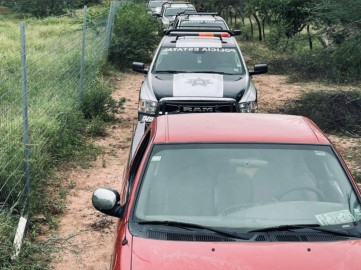 Trabajadores de la CFE acuden escoltados a trabajar 