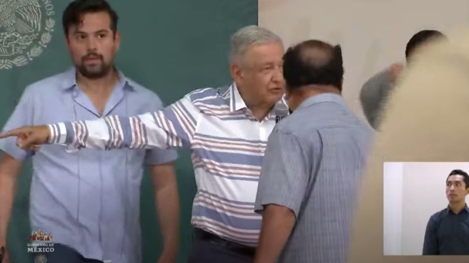 Damnificados irrumpen discurso de AMLO; exigen apoyos 