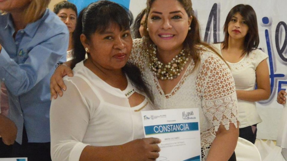 Rosy Corro entrega constancias del curso mujeres sostenibles
