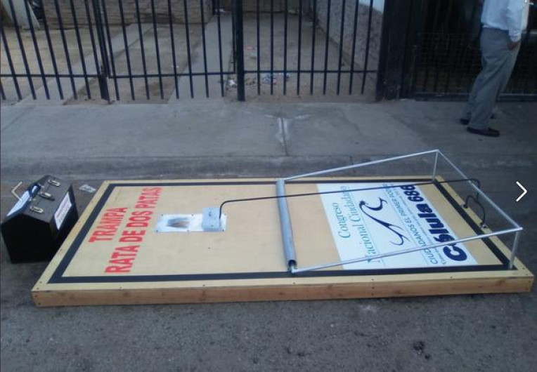 Llevan a casas de diputados de Mexicali ratoneras gigantes