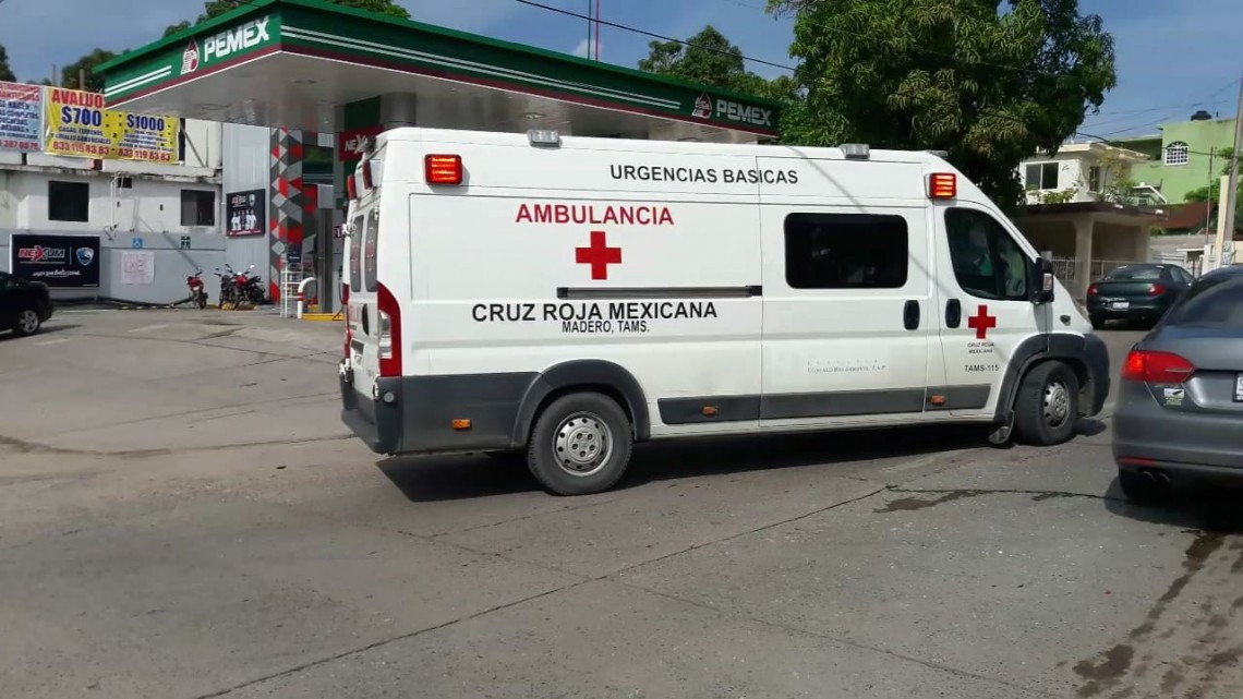 Taxista se pasa alto choca y mata a pasajera