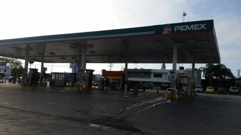 Gasolineras que venden a 15 pesos con 80 centavos lucen vacías