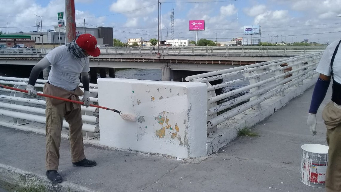 Pintan cuadrillas puentes vehiculares 